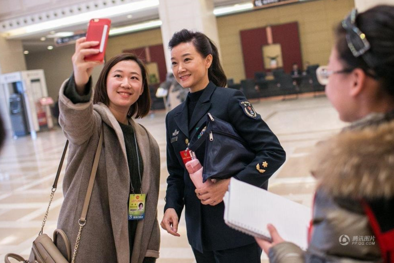 A reporter takes a selfie in 2016 with a famous singer Song Zuying, a delegate to the annual Chinese People’s Political Consultative Congress. This photo appeared that year in a photo series featuring female journalists taking selfies at the NPC.