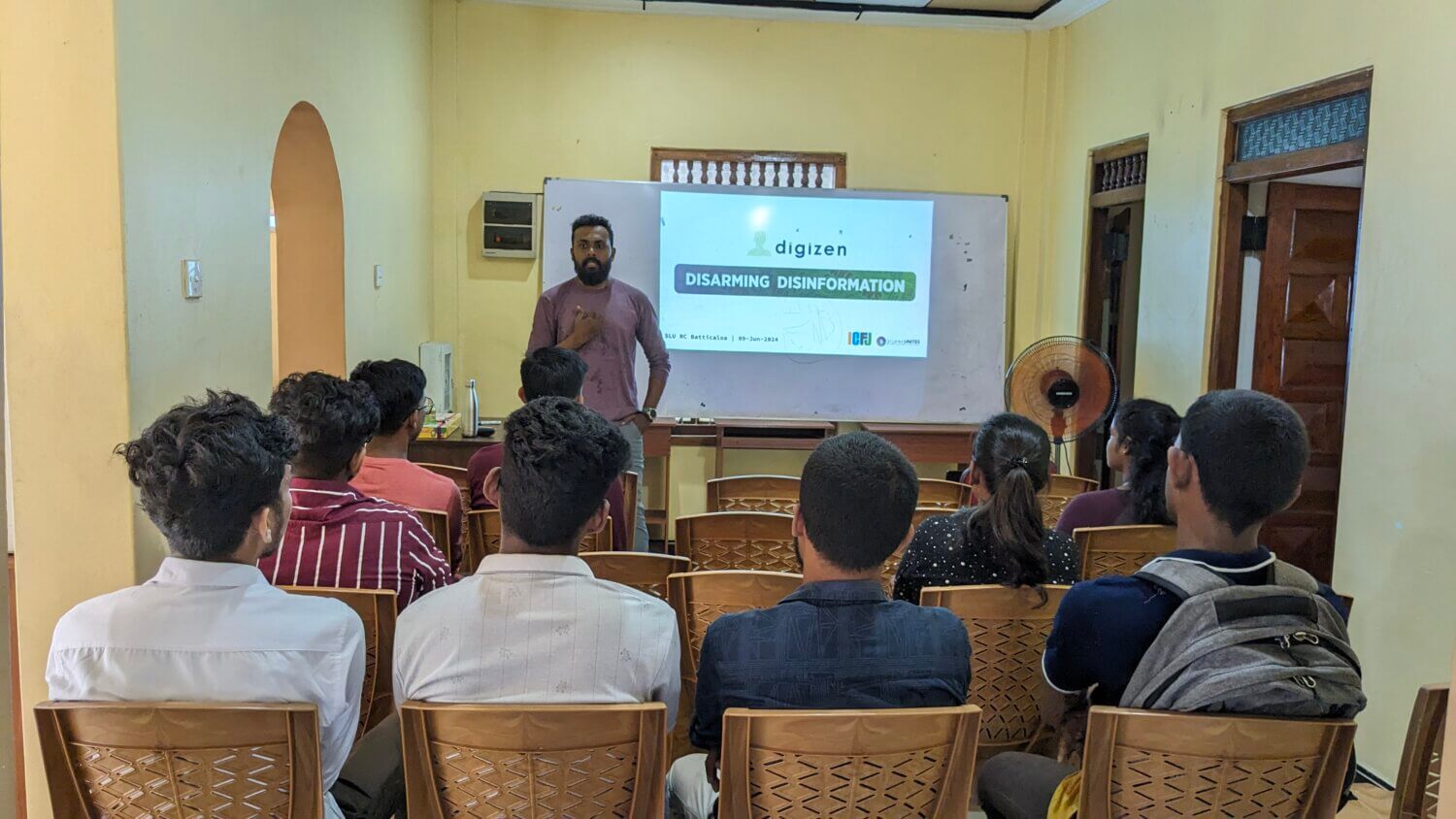 Arzath Areeff leading a media literacy workshop for local youth in Sri Lanka in Batticaloa.